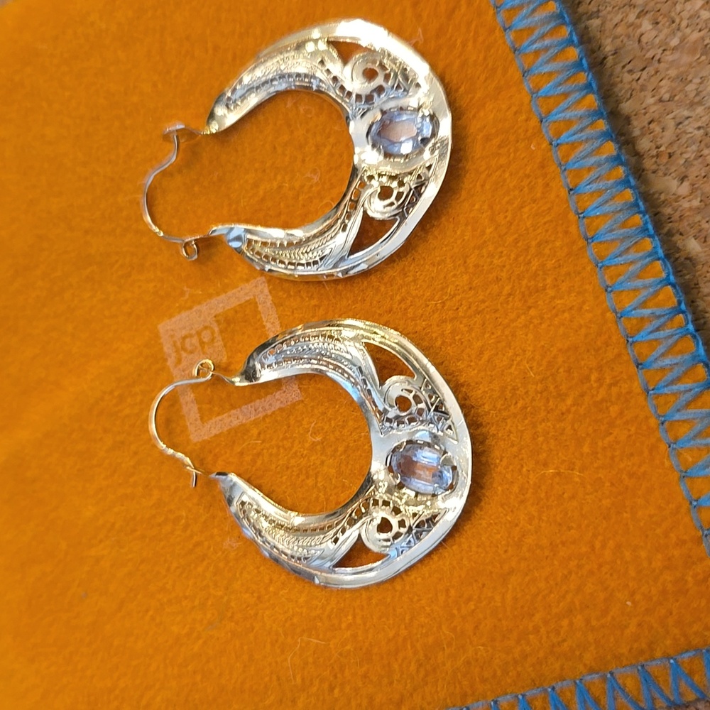 14 KT Gold filigree earrings set with 1 blue Topaz stone